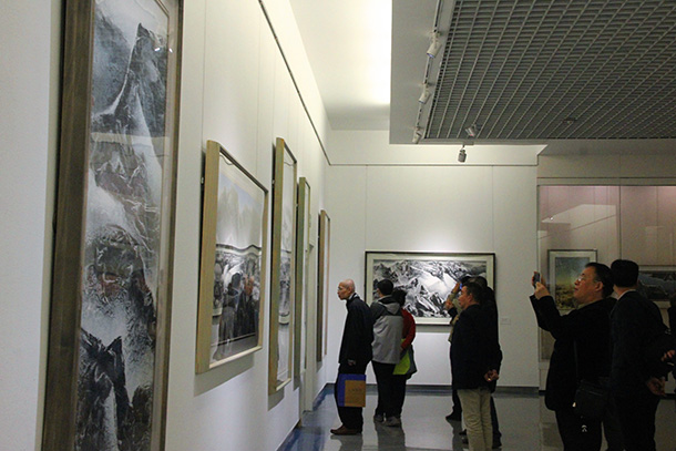 “一个东西南北人——刘国松创作回顾展”在山东博物馆展出
