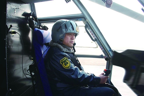 济南有位“传奇”飞行员 13小时连续飞行1800公里救战友