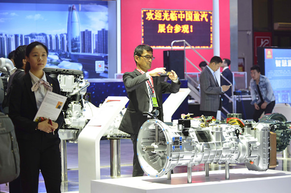 第十七届上海国际汽车工业展览会开幕 重卡车企以新科技、智能化抢眼观众