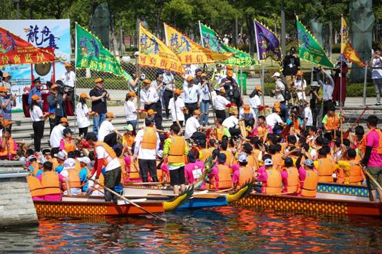 青岛市第二届龙舟赛精彩上演 万名市民参与