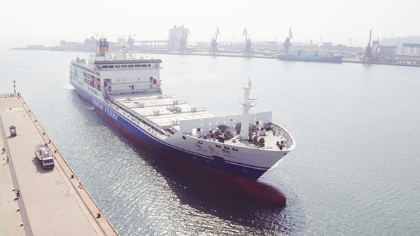 全球最大载重吨现代化客箱船“海蓝鲸”号首抵烟台