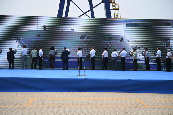 世界最大客箱船“海蓝鲸”轮正式投入中韩航线运营