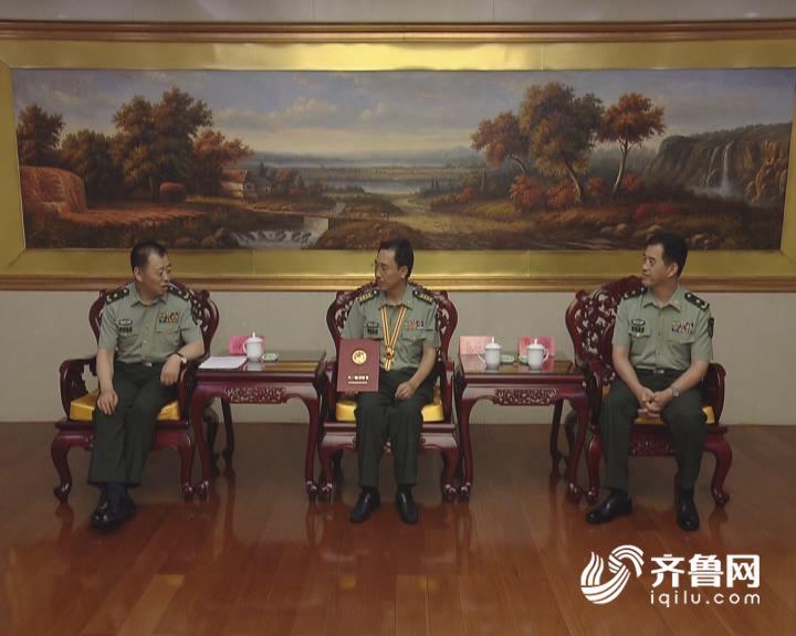 山东省军区领导接见“八一勋章”获得者韦昌进