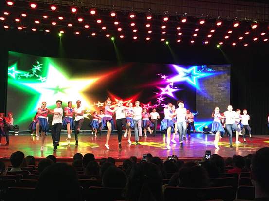 美国犹他州青少年歌舞团在北京演出