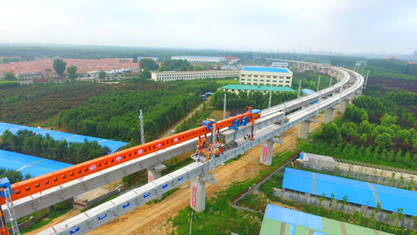 董家口港区疏港铁路工程全线贯通 年底开通