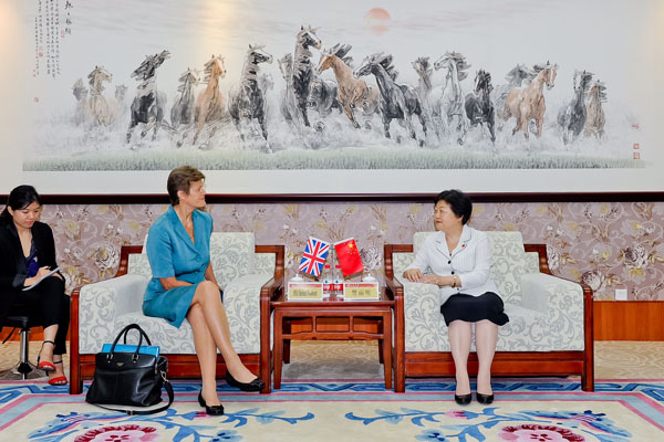英国驻华大使吴百纳女爵士访问山东大学