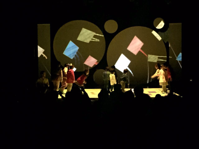 意大利TPO儿童舞团《稚子行·熊猫的家》登陆青岛 小观众体验到独特 “浸入式”观剧模式