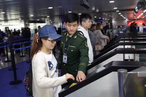 青岛机场边检站新建6条旅客自助查验通道正式启用