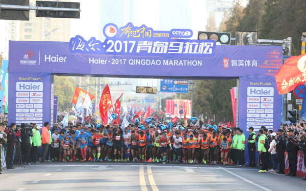 2017青岛马拉松完美收官 冠军选手举起40厘米巨大“冠军杯”