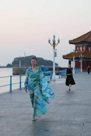 青岛栈桥迎来首次时尚大片拍摄 百年名胜与国际毕业生影色对话